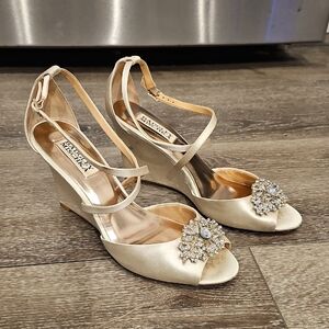 Gorgeous BADGLEY MISCHKA White Satin Wedges Rhinestone Cluster Heels